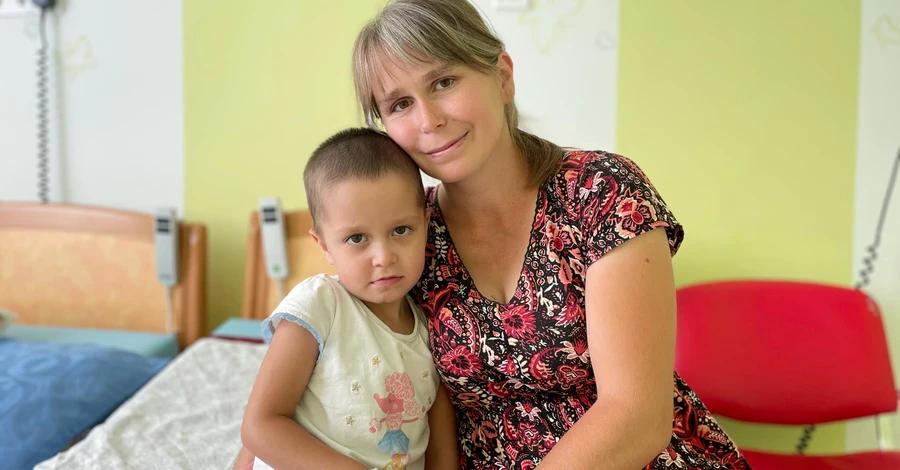 Вперше в Україні львівські хірурги видалили дитині пухлину наднирника за допомогою робота