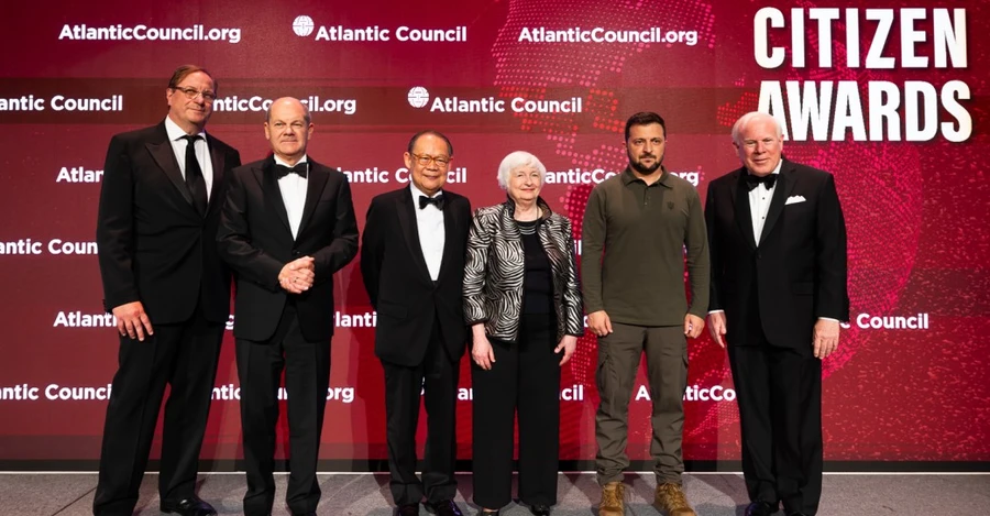 Зеленський у Нью-Йорку отримав найвищу нагороду премії Global Citizen Awards від Atlantic Council
