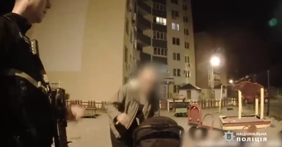 У Києві п'яна жінка намагалася позбутися 5-місячного сина