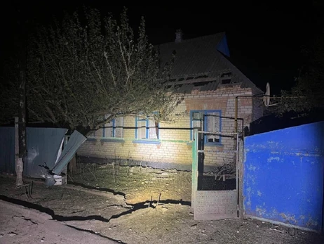 Ночью россияне обстреляли и сбросили боеприпасы с беспилотника на Никопольский район, ранен