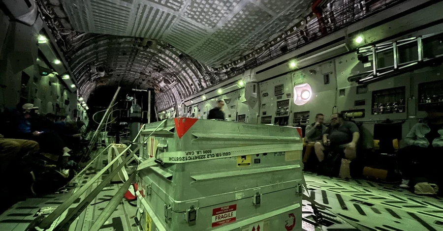 Зразок астероїда Бенну доставили до центру NASA літаком ВПС США для дослідження