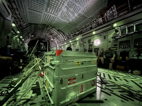 Зразок астероїда Бенну доставили до центру NASA літаком ВПС США для дослідження