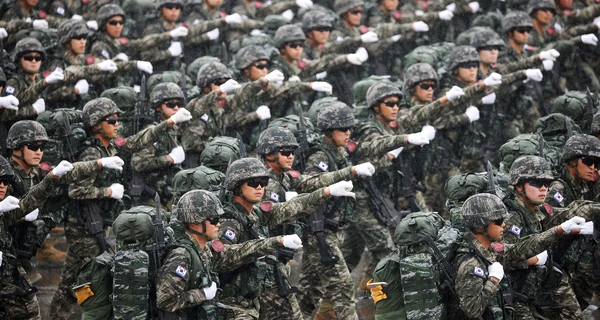Южная Корея провела военный парад на фоне ядерных угроз от КНДР