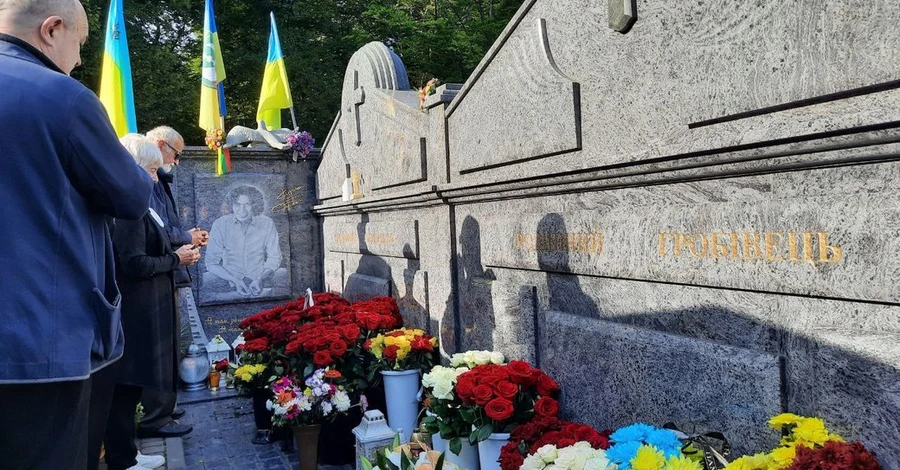 Маму Кузьми Скрябіна поховали на Львівщині поруч із сином