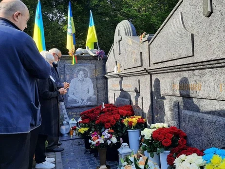Маму Кузьмы Скрябина похоронили на Львовщине рядом с сыном