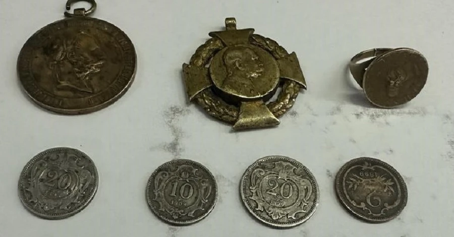 Прикордонники затримали громадянина Румунії, який хотів вивезти старовинні медалі та монети XVI-ХХ століття