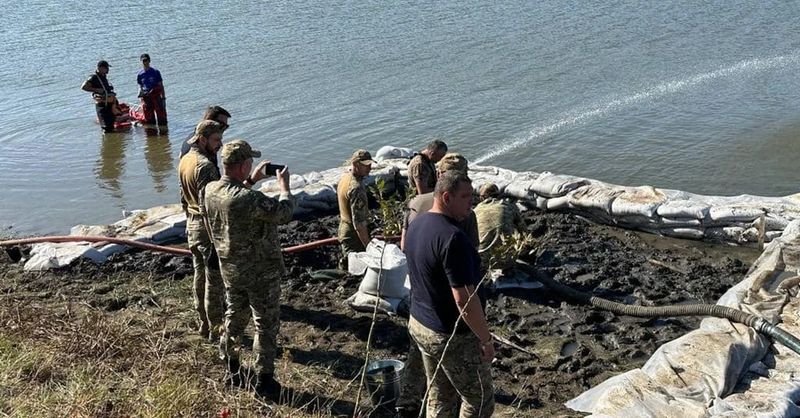 В Молдове нашли в озере обломки ракеты, на место прибыл глава МВД