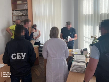 Во Львовской области заместитель председателя военно-врачебной комиссии пыталась съесть взятку