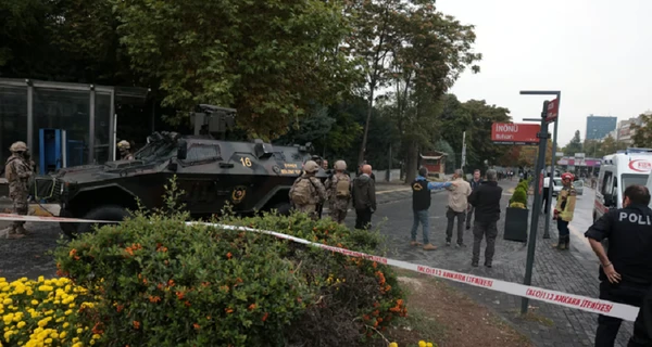 В Анкаре двое террористов совершили взрыв возле здания МВД