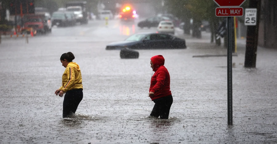 Проливные дожди затопили центр Нью-Йорка, в городе объявили чрезвычайное положение