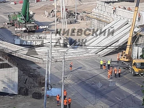 В Киеве открыли дело из-за обрушения Дегтяровского моста во время ремонта
