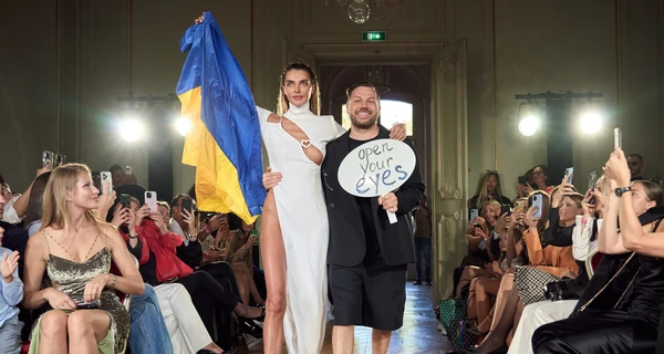 Аліна Байкова та Андре Тан на показі у Парижі вийшли з українським прапором та меседжем 