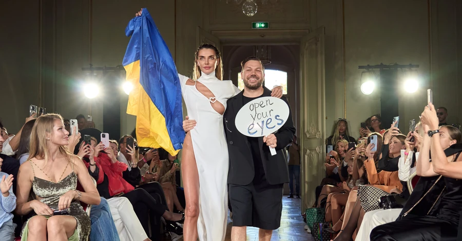 Алина Байкова и Андре Тан на показе в Париже вышли с украинским флагом и месседжем 