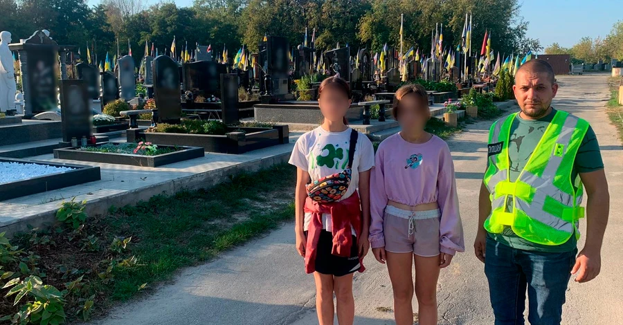 У Києві підлітки забирали речі з могил захисників – і разом із батьками потрапили до поліції