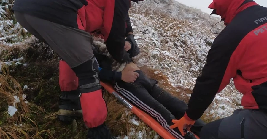 На Говерлі, де випав перший сніг, загинув турист, ще одного врятували 