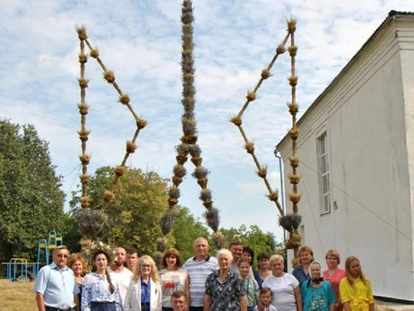 На Хмельниччині сплели із трав найбільший в Україні тризуб