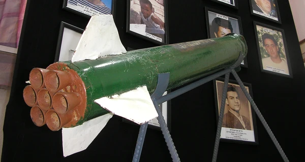 Ракеты из водопроводных труб и дальнобойные китайские копии: чем ХАМАС обстреливает Израиль