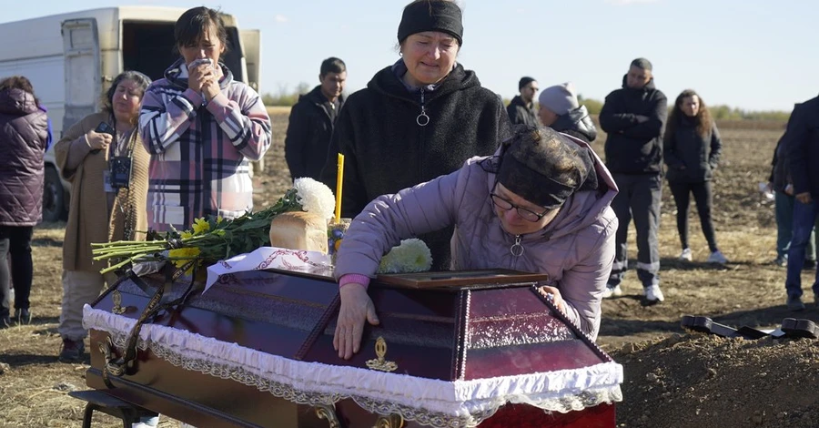 У селі Гроза поховали 8-річного Івана та його рідних, які загинули від ракетного удару