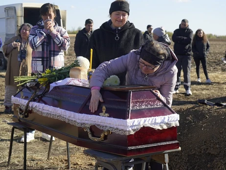 У селі Гроза поховали 8-річного Івана та його рідних, які загинули від ракетного удару