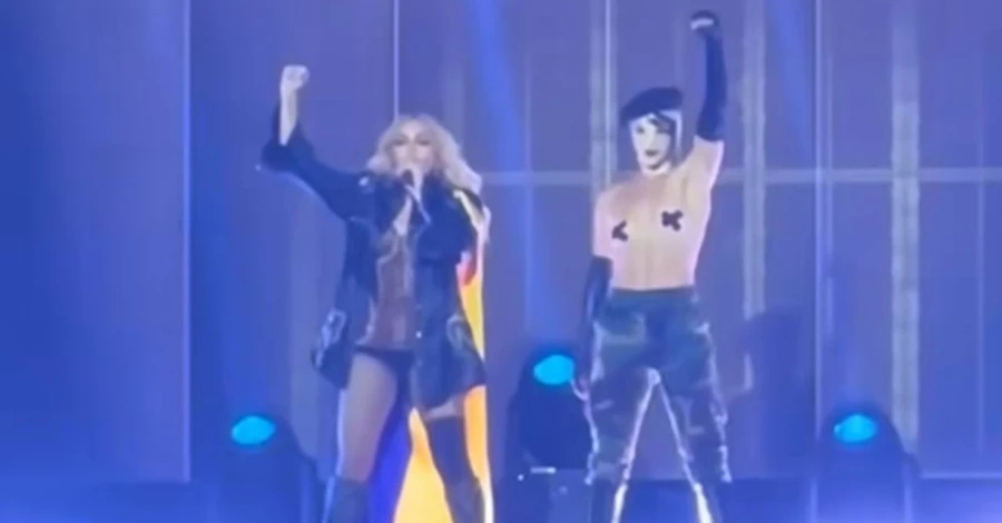 Мадонна на першому концерті туру вийшла на сцену в капелюсі Ruslan Baginskiy та мантії з прапором України