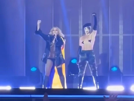 Мадонна на першому концерті туру вийшла на сцену в капелюсі Ruslan Baginskiy та мантії з прапором України