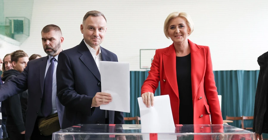 Президент Дуда с супругой проголосовали на парламентских выборах в Польше