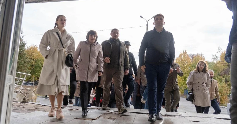 Голова ОБСЄ у Києві відвідав школу, що постраждала від російських обстрілів