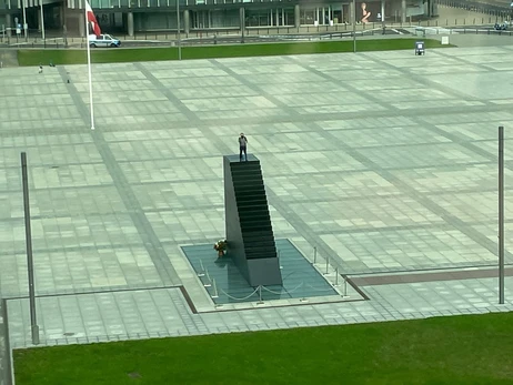 В Варшаве мужчина угрожал взрывом с памятника жертвам Смоленской трагедии