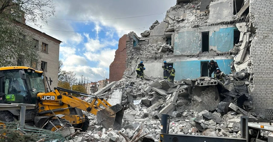 Вночі росіяни зруйнували п'ятиповерховий гуртожиток у центрі Слов'янська, під завалами є люди