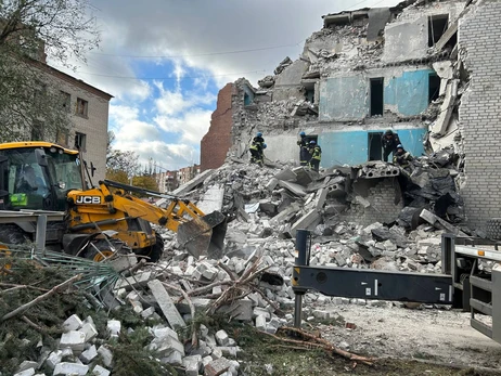 Вночі росіяни зруйнували п'ятиповерховий гуртожиток у центрі Слов'янська, під завалами є люди