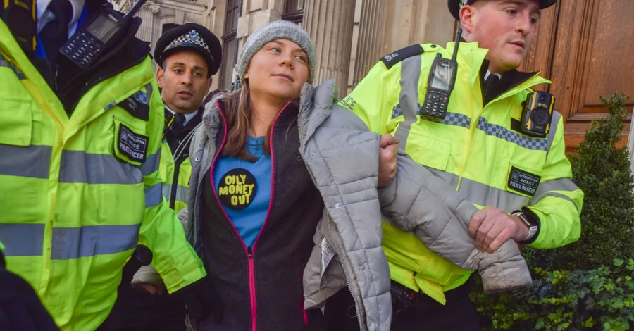 Грету Тунберг арестовали в Лондоне, где она блокировала вход на нефтегазовый форум