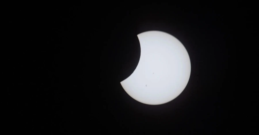 Астронавтка NASA зробила унікальний знімок - як сонячне затемнення виглядає із космосу