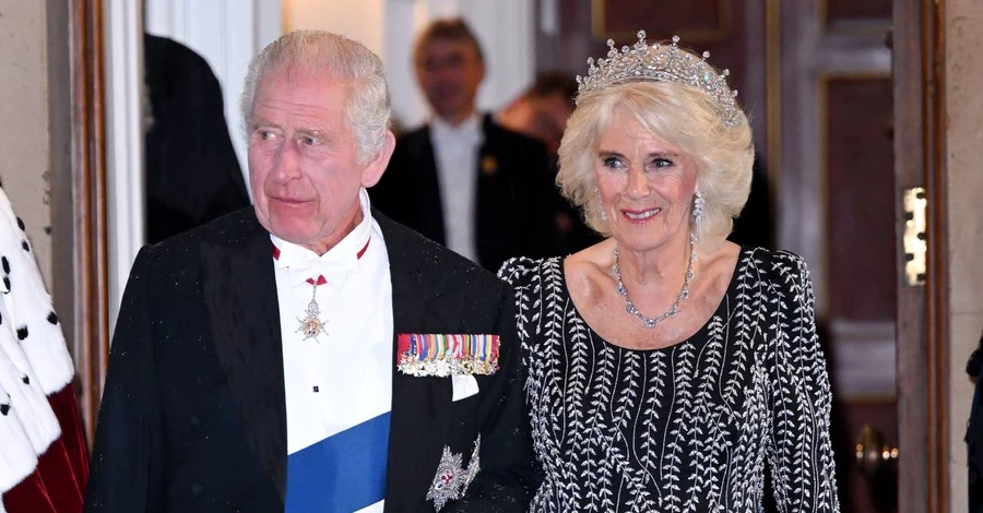 Королева Камилла появилась на гала-ужине в любимой тиаре и серьгах покойной Елизаветы II