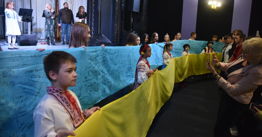 У Львові до музею передали 40-метровий прапор із підписами тисяч дітей та військових з усієї країни