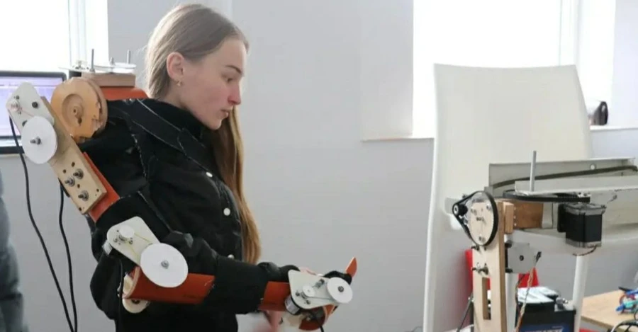 Школьница из Луцка создала прототип робота, который позволит саперам искать мины на расстоянии