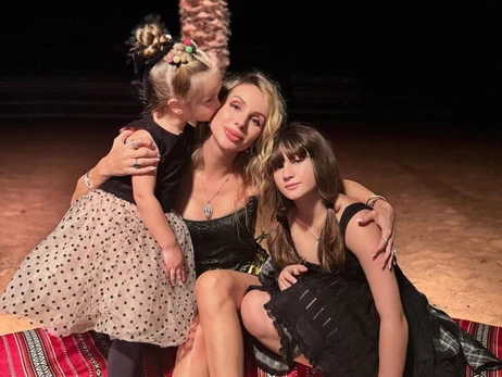 LOBODA показала редкий снимок с двумя дочерьми