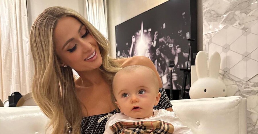 Пэрис Хилтон аузына сиып кетеді.