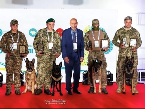 На защите Украины: 23 служебных собаки-герои получили почетные награды