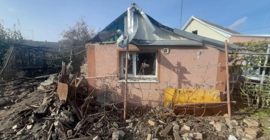 Россияне атаковали дома в Никополе: ранены пожилая женщина и ребенок  