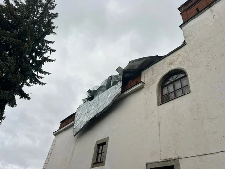 В результате сильного ветра в Украине поврежден Дубенский замок