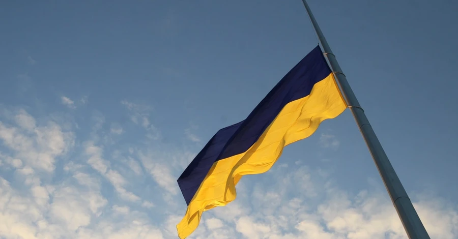 У Києві сильний вітер пошкодив найбільший прапор України