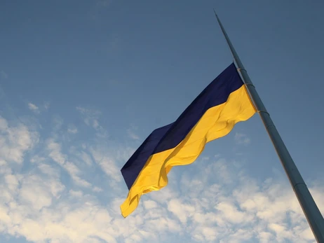 В Киеве сильный ветер повредил самый большой флаг Украины