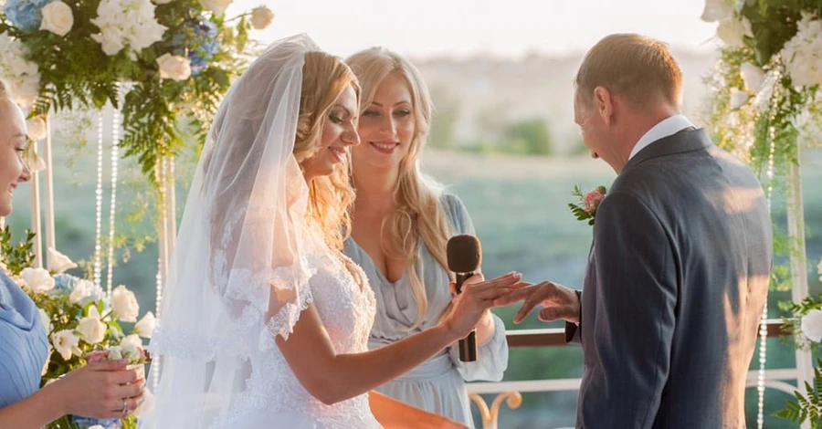«Кохання перемагає» - волонтер безкоштовно організовує весілля для військових