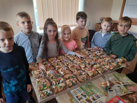 Волынский отряд семилеток-волонтеров отправляет на фронт полезные сладости