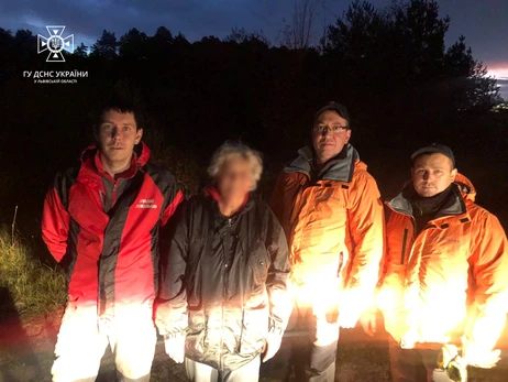 На Львівщині рятувальники всю ніч шукали в лісі жінку, що загубилася