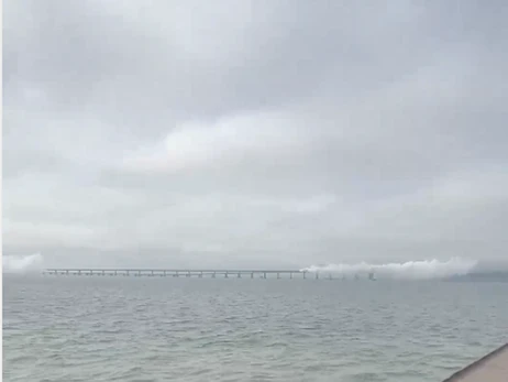 Над Крымским мостом поднялся сильный дым