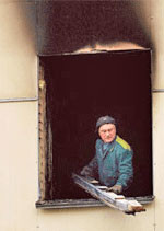 Перепуганных киевлян из сгоревшей квартиры увезли в больницу 