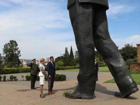 Глава МЗС України розпочав перший з 1998 року візит до ПАР біля монумента Манделі