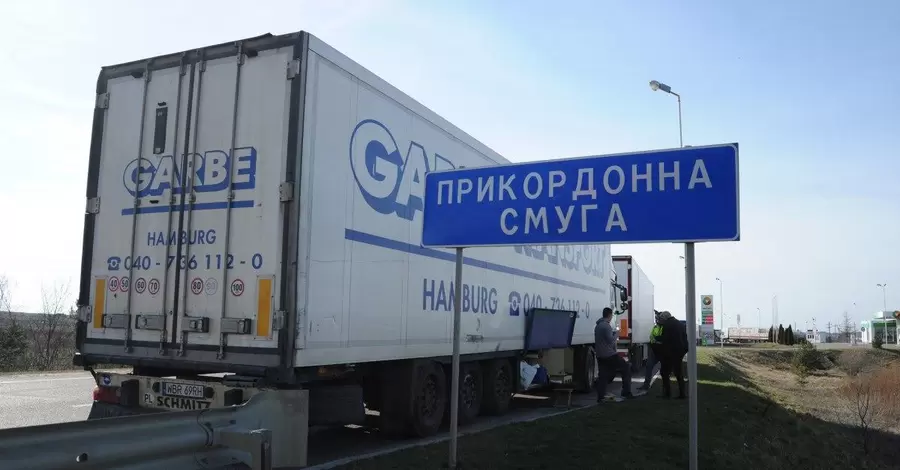 На трьох пунктах пропуску тисяча вантажівок очікує на виїзд з Польщі в Україну