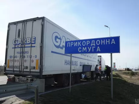 На трех пунктах пропуска тысяча грузовиков ожидает выезда из Польши в Украину
